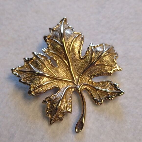 Vintage Maple Leaf Brooch Heavy Detailed Veins & Texture Gold Tone Metal - Picture 1 of 6